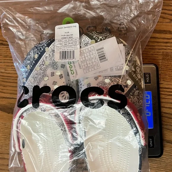 UNISEX CROCS Bandana Style with Classic Clog Design SZ M7 W9 NWT - Picture 3 of 7